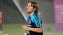 Luka Modric mengikuti sesi latihan di Al Erssal Training Site 3, Doha, Qatar, Rabu (14/12/2022). Seperti yang diketahui, keduanya sudah pernah bertemu di babak penyisihan grup F lalu. (AP Photo/Andre Penner)