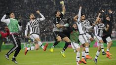 Para pemain Juventus merayakan kemenangan atas Napoli di Stadion Juventus, Italia, Minggu (14/2/2016). Juventus berhasil menang 1-0 atas Napoli. (Reuters/Giorgio Perottino)
