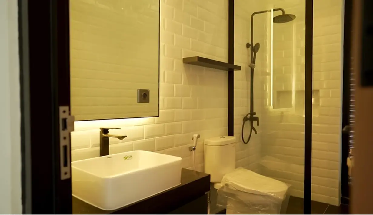 Toilet terlihat mewah dengan fasilitas lengkap. Dilengkapi dengan shower, wastafel hingga closet yang berwarna putih. 
 [Youtube/Arafah Rianti]