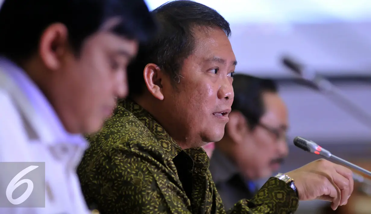 Menteri Komunikasi dan Informatika Rudiantara memberikan keterangan saat raker dengan Komisi I DPR, di Kompleks Parlemen, Senayan, Jakarta, (13/4). Raker tersebut membahas RUU tentang Informasi dan Transaksi Elektronik. (Liputan6.com/Johan Tallo)