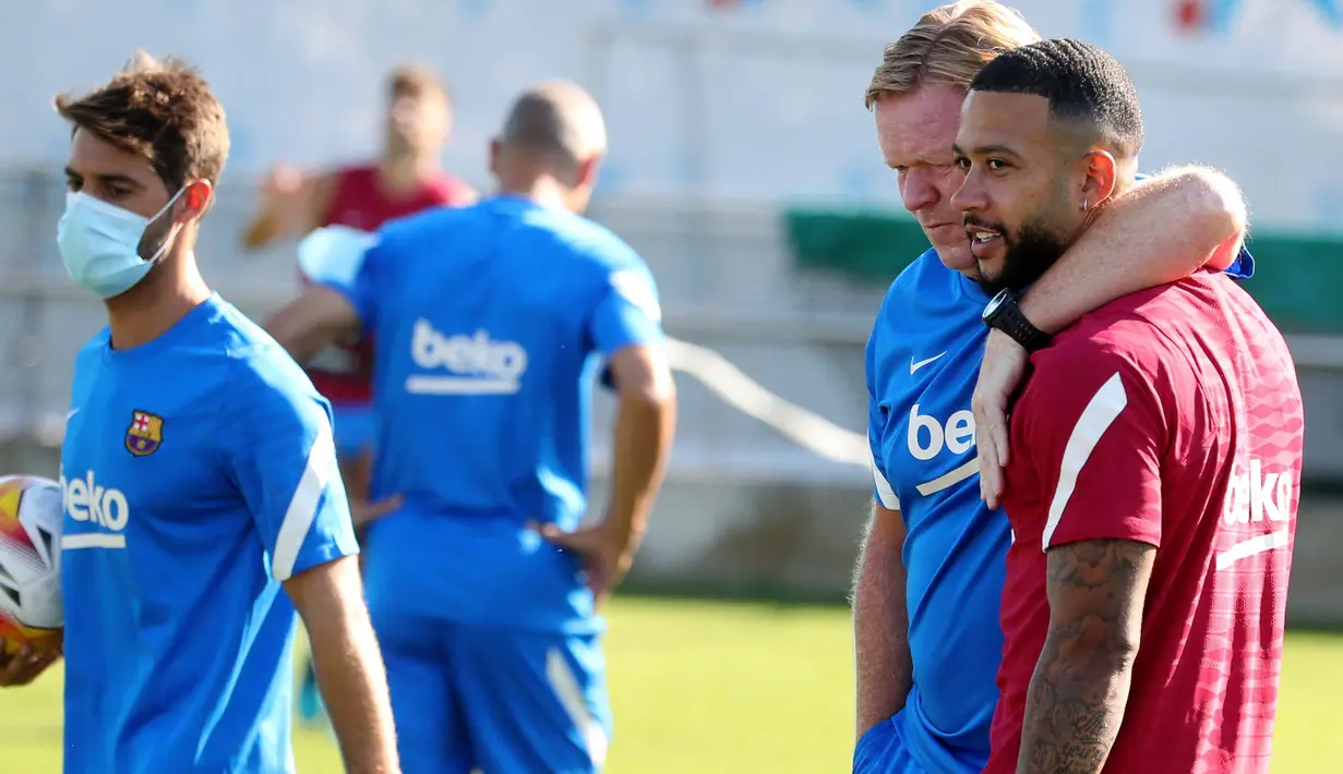 Memphis Depay mengaku Ronald Koeman berperan besar dalam kedatangannya ke Camp Nou dan ia bersumpah untuk memberikan segalanya bagi sang pelatih di atas lapangan. (Foto: AFP/Miguel Ruiz)