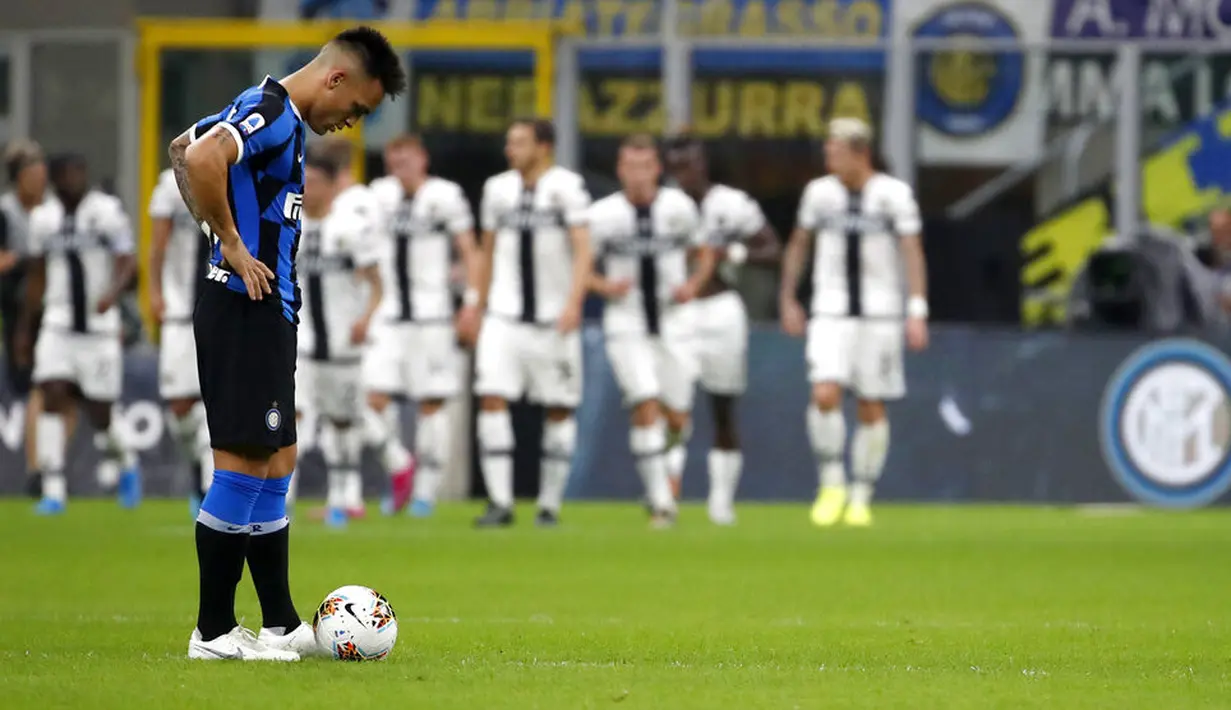 Striker Inter Milan, Lautaro Martinez, tampak lesu usai ditahan imbang Parma pada laga Serie A 2019 di Stadion Giuseppe Meazza, Sabtu (26/10). Kedua tim bermain imbang 2-2. (AP/Antonio Calanni)