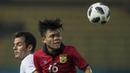 Bek Laos, Singsavang Xayasith, berusaha membuang bola saat melawan Hongkong pada laga Grup A Asian Games di Stadion Patriot, Jawa Barat, Jumat (10/8/2018). Hongkong menang 3-1 atas Laos. (Bola.com/Vitalis Yogi Trisna)