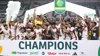 Para pemain dan staff Garudayaksa merayakan gelar juara dengan mengangkat piala setelah mengalahkan PSS Sleman 4-3 lewat adu penalti dalam babak final di Stadion Maguwoharjo, Sleman, pada Sabtu (9/5/2026) malam WIB.