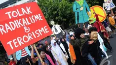 Perannya sebagai penyandang dana dikuatkan dengan penyitaan tujuh rekening bank berbeda dan catatan transfer ke sejumlah kelompok. 