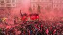 Diperkirakan sekitar 800.000 pendukung memadati ruas-ruas utama kota Liverpool, namun kemeriahan itu berubah menjadi tragedi ketika sebuah mobil menabrak sekelompok orang di tengah keramaian. (Owen Humphreys/PA via AP)