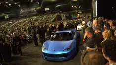 Mobil Ferrari 458 Italia custom-built 2011 milik penyanyi Justin Bieber saat di lelang di Barrett-Jackson di Westworld, Arizona, AS (21/1). Mobil Ferari 458 miliknya dilelang dengan harga senilai Rp 5,8 miliar. (Patrick Breen/The Arizona Republic via AP)