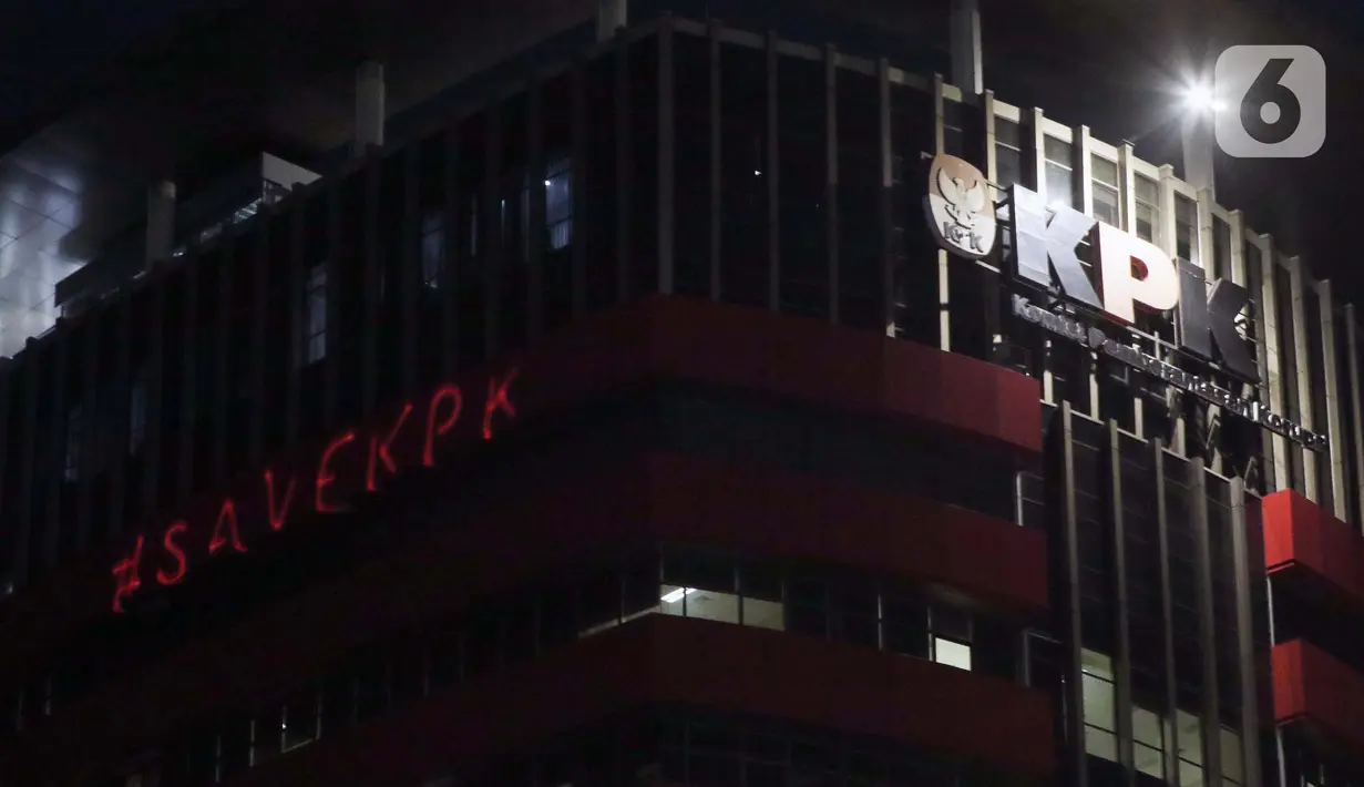 Aktivis Greenpeace menembakkan sinar laser bertuliskan #Save KPK ke gedung Merah Putih KPK, Jakarta, Senin (28/6/2021) malam. Aksi tersebut sebagai bentuk keprihatinan atas upaya pelemahan KPK sejak disahkannya Revisi UU KPK hingga Tes Wawasan Kebangsaan. (Liputan6.com/Helmi Fithriansyah)