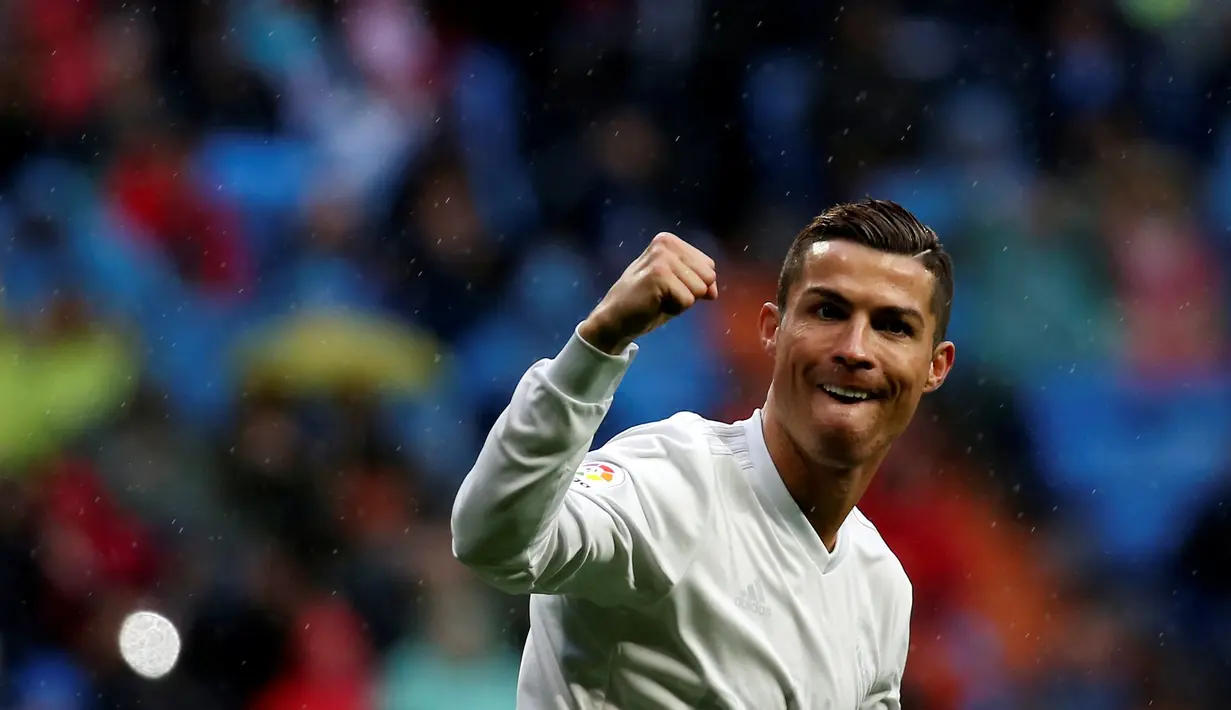 Bintang Real Madrid, Cristiano Ronaldo, merayakan gol yang dicetaknya ke gawang Sporting Gijon pada laga La Liga di Stadion Santiago Bernabeu, Sabtu (26/11/2016). Madrid menang 2-1 atas Gijon. (Reuters/Susana Vera)