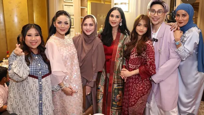 Fuji An Kenakan Kaftan Batik saat Bukber Bersama Artis Senior