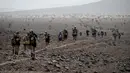 Sejumlah pelari berkompetisi pada stage kedua Marathon des Sables 2023 yang menempuh antara Oued Tijekht hingga Jebel El Otfal di Gurun Sahara, Maroko, 24 April 2023. Ajang yang berlangsung dari 21 April hingga 1 Mei 2023 tersebut diikuti oleh 1200 pelari dan akan menempuh 250 km. (AFP/Jean-Philippe Ksiazek)