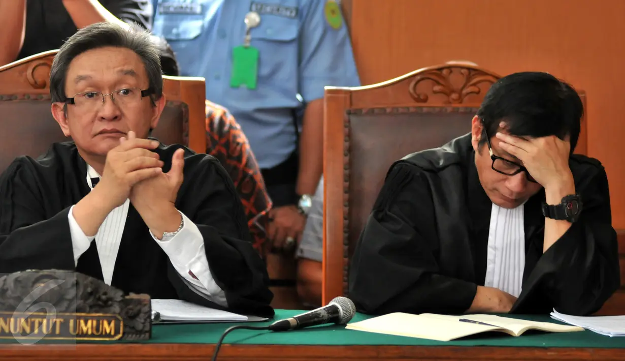 Kuasa hukum RJ Lino Maqdir Ismail (kiri) saat sidang praperadilan yang diajukan mantan Direktur Utama PT Pelindo II RJ Lino di Pengadilan Negeri Jaksel, Selasa (26/1). Hakim menolak permohonan praperadilan yang diajukan RJ Lino (Liputan6.com/Yoppy Renato)