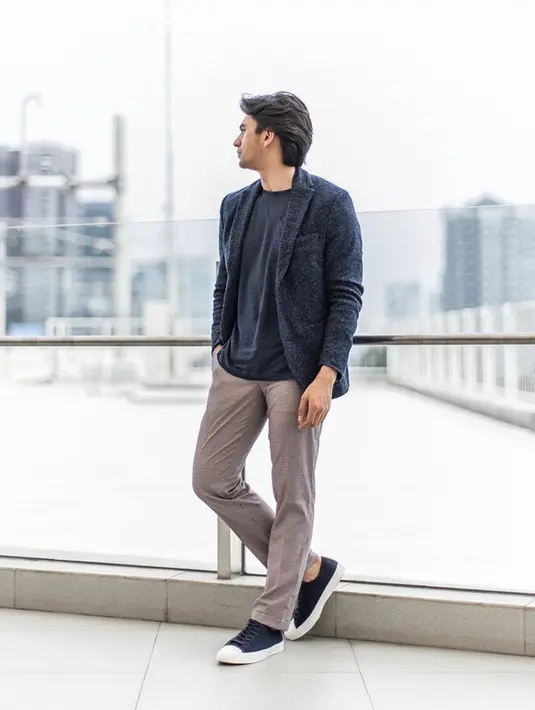 Menggunakan kaos serta outter berwarna navy yang dipadukan dengan celana berwarna lebih terang juga membuat penampilan Omar Daniel tampak keren. Ia juga memadukan dengan sneakers berwarna senada dengan pakaian yang tengah dikenakan. (Liputan6.com/IG/@ omardaniel_)