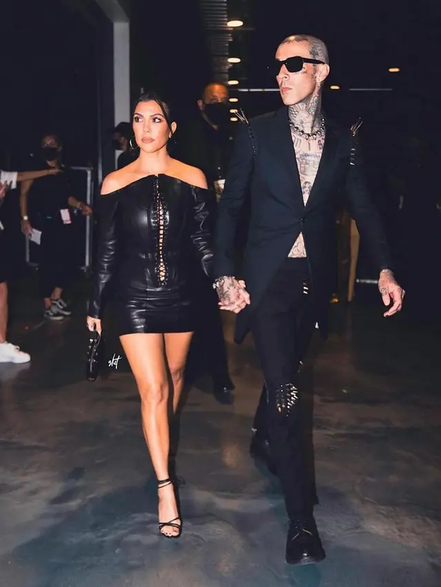 7 Potret Mesra Kourtney Kardashian dan Travis Barker, Resmi Menikah Secara Diam-Diam