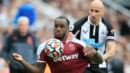 Michail Antonio - The Hammers sukses meredam perlawanan Newcastle United dengan skor 4-2. Salah satu bintang kemenangan West Ham adalah Michail Antonio. Ia tampil spartan sepanjang laga dengan melepaskan 4 tembakan satu diantaranya burujung gol. (Foto: AFP/Lindsey Parnaby)