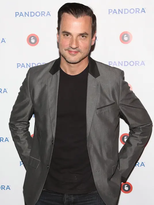 Tommy Page saat menghadiri AWXI Battle of the Ad Bands di New York City, AS (30/9/2014). Penyanyi kelahiran New Jersey, 24 Mei 1970 ini meninggal dunia di usia yang dibilang relatif muda. (Robin Marchant/Getty Images for AWXI/AFP)