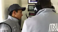Ekspresi pebalap Manor Racing, Rio Haryanto, setelah gagal merampungkan balapan pada F1 GP Rusia, di Sirkuit Sochi Autodrom, Minggu (1/5/2016). (Twitter Manor Racing)