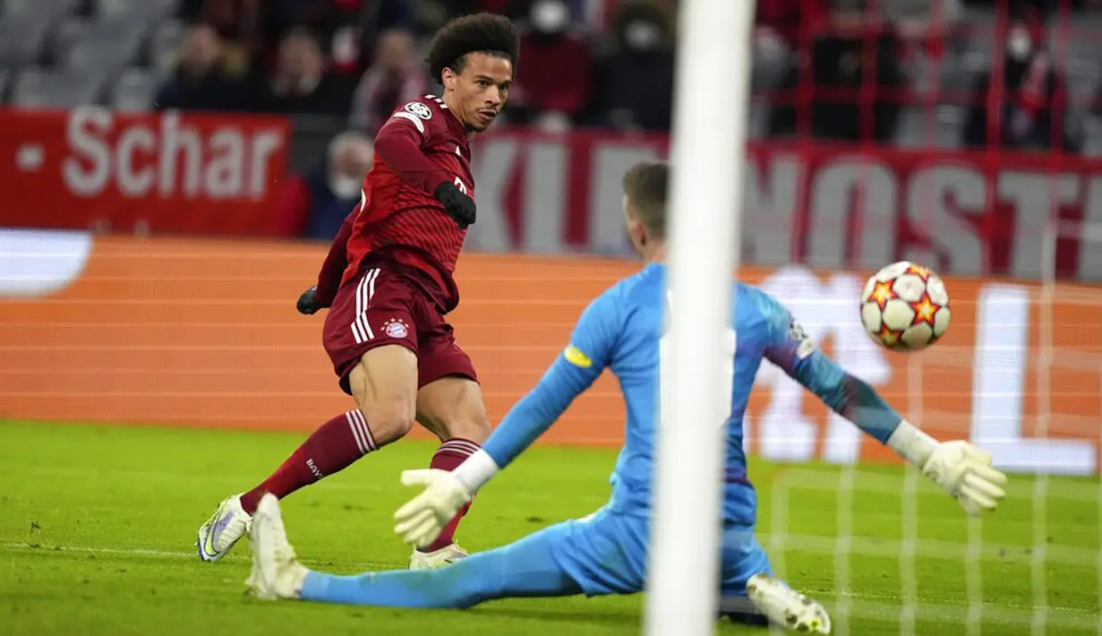 Pemain Bayern Munchen Leroy Sane (kiri) mencetak gol gawang Salzburg yang dijaga Philipp Koehn pada pertandingan leg kedua babak 16 besar Liga Champions di Munich, Jerman, 8 Maret 2022. Bayern Munchen menang 7-1. (AP Photo/Matthias Schrader)