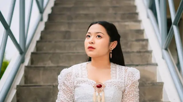 Begini Gaya Bernadya Saat Tidak Mengenakan Pakaian Hitam. [@bernadyaribka]