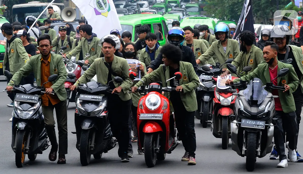 Puluhan Mahasiswa Universitas Djuanda melakukan aksi tolak kenaikan harga bahan bakar minyak (BBM) dengan mendorong motornya sekitar 3 km dari Tugu Kujang hingga pintu 3 Istana Bogor, Kota Bogor, Jawa Barat, Rabu (7/9/20222). Aksi yang dimulai sekitar pukul 14.30 WIB dari Tugu Kujang. Aksi ini merupakan simbol kekecewaan terhadap Pemerintah. (Merdeka.com/Arie Basuki)