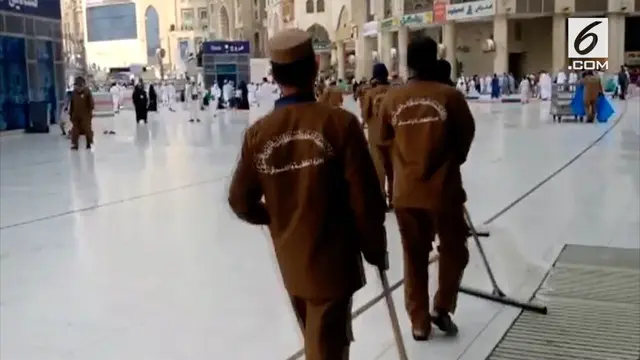 Untuk menjaga kebersihan dan kesucian Masjidil Haram Pemerintah Arab Saudi mengerahkan pekerja khusus membersihkan tempat suci tersebut