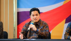 Menteri Pemuda dan Olahraga Republik Indonesia, Erick Thohir berbicara kepada awak media di kantor Kemenpora RI, Selasa (23/9/2025). (Bola.com/Bagaskara Lazuardi).