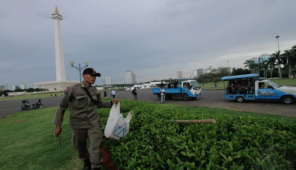 Razia yang dilakukan aparat gabungan Satpol PP, kepolisian, dan Garnisun TNI tersebut akan terus dilakukan hingga Monas bebas dari PKL, Jakarta, Kamis (4/12/2014). (Liputan6.com/Faizal Fanani)