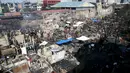Puluhan warga Tampak mencari barang - barang yang bisa digunakan Pasca kebakaran yang terjadi di kota Quezon, Filipina, Jumat (23/10/2015). 325 keluarga kehilangan tempat tinggal dan sembilan orang lainnya mengalami luka-luka. (REUTERS/Romeo Ranoco)