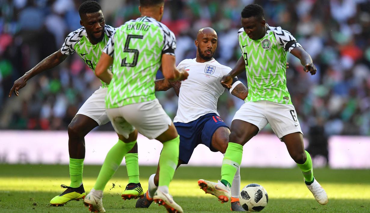 Gelandang Inggris, Fabian Delph, berusaha melewati kepungan pemain Nigeria pada laga persahabatan di Stadion Wembley, London, Sabtu (2/6/2018). Inggris menang 2-1 atas Nigeria. (AFP/Ben Stansall)
