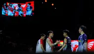 Pebulu tangkis ganda putra Indonesia, Raymond Indra/Nikolaus Joaquin bersalaman dengan rekan senegaranya, Sabar Karyaman Gutama/Moh Reza Pahlevi dalam laga semifinal Indonesia Open 2026 di Istora Senayan, Jakarta, Sabtu (06/06/2026). (Bola.com/Bagaskara Lazuardi)