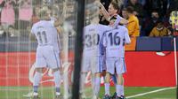 Pemain Barcelona Luuk de Jong (kanan) merayakan bersama rekan setimnya setelah mencetak gol ke gawang Levante pada pertandingan sepak bola La Liga Spanyol di Stadion Ciutat de Valencia, Valencia, Spanyol, 10 April 2022. Barcelona menang 3-2. (AP Photo /Alberto Saiz)