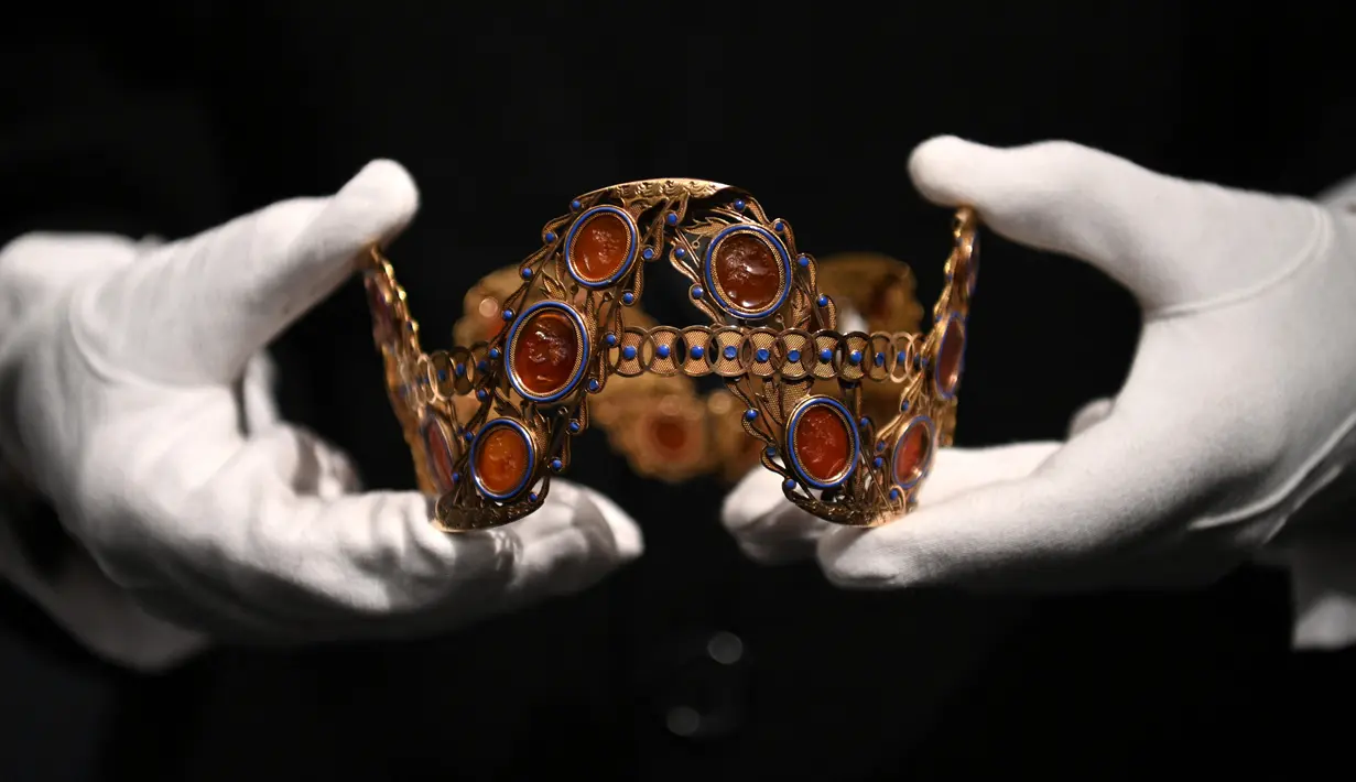 Tiara yang diyakini milik Permaisuri Josephine Bonaparte dari Prancis ditampilkan saat sesi pemotretan di Sotheby's Auction House, London, Inggris, Jumat (3/12/2021). Josephine meninggalkan pernikahannya dengan Napoleon Bonaparte karena tidak dapat memiliki keturunan bersama. (Daniel LEAL/AFP)