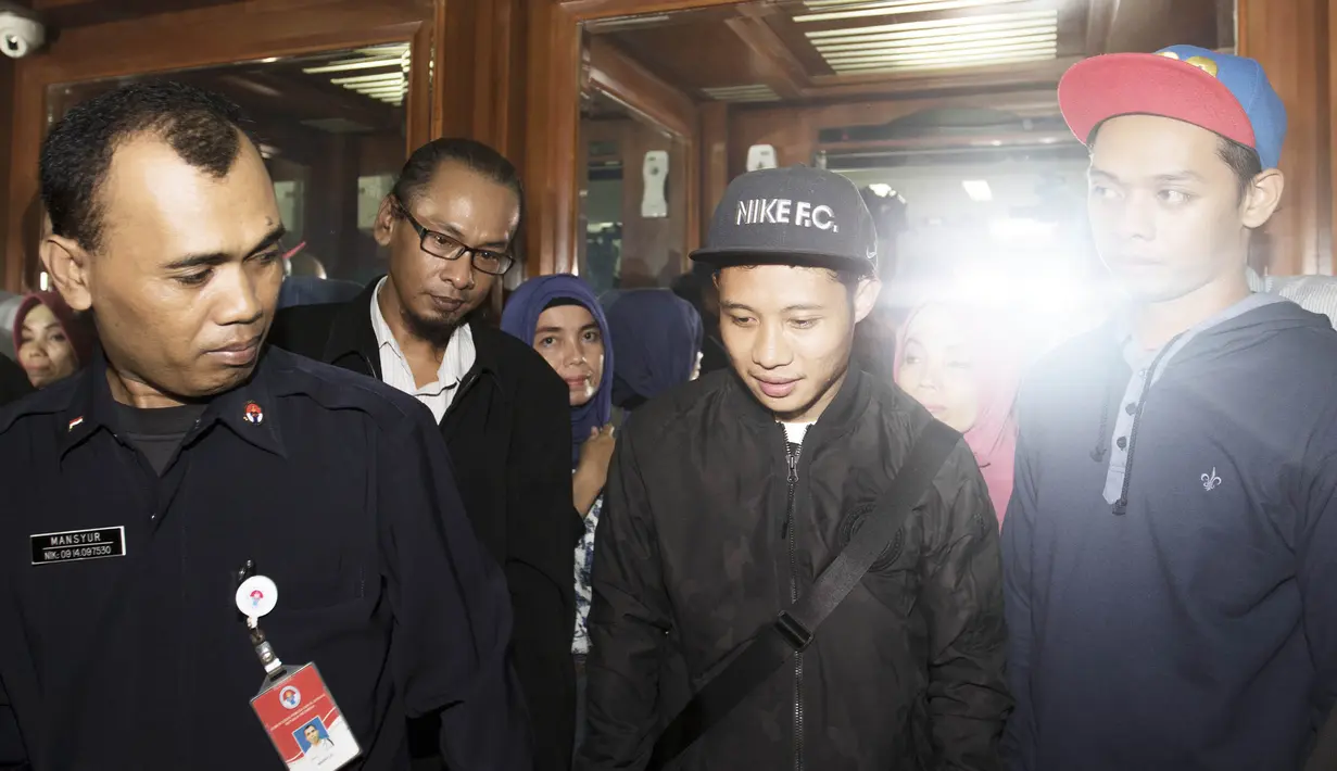 Evan Dimas menaiki lift saat akan bertemu Menpora, Imam Nahrawi. Ini merupakan kali keempat Evan akan berangkat ke Spanyol. (Bola.com/Vitalis Yogi Trisna)