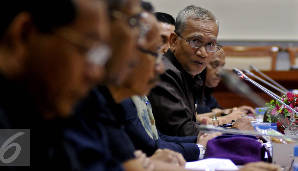 Ketua Komisi Kejaksaan, Sumarno saat mengikuti Rapat Dengar Pendapat (RDP) dengan Komisi I DPR RI, di Kompleks Parlemen, Senayan, Jakarta, Senin (18/4/2016). (Liputan6.com/Johan Tallo)