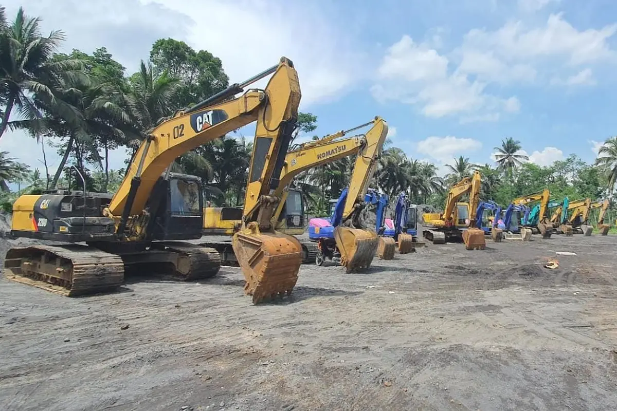 14 Ekskavator dari Polda Jatim dikirim ke Semeru. (Dian Kurniawan/Liputan6.com)