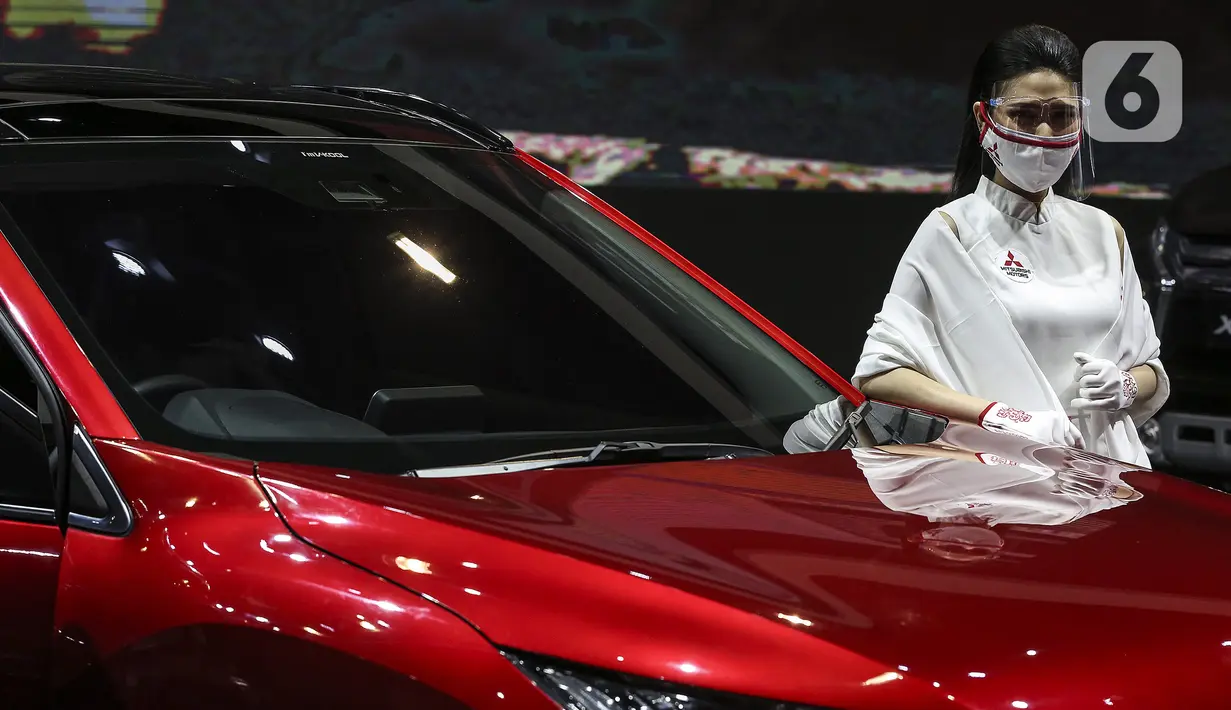 Sales Promotion Girl berdiri dekat mobil yang dipamerkan di Indonesia International Motor Show (IIMS) Hybrid 2021, JiExpo Kemayoran, Jakarta, Kamis (16/4/2021). Pameran otomotif IIMS Hybrid 2021 berlangsung pada 15-25 April. (Liputan6.com/Johan Tallo)