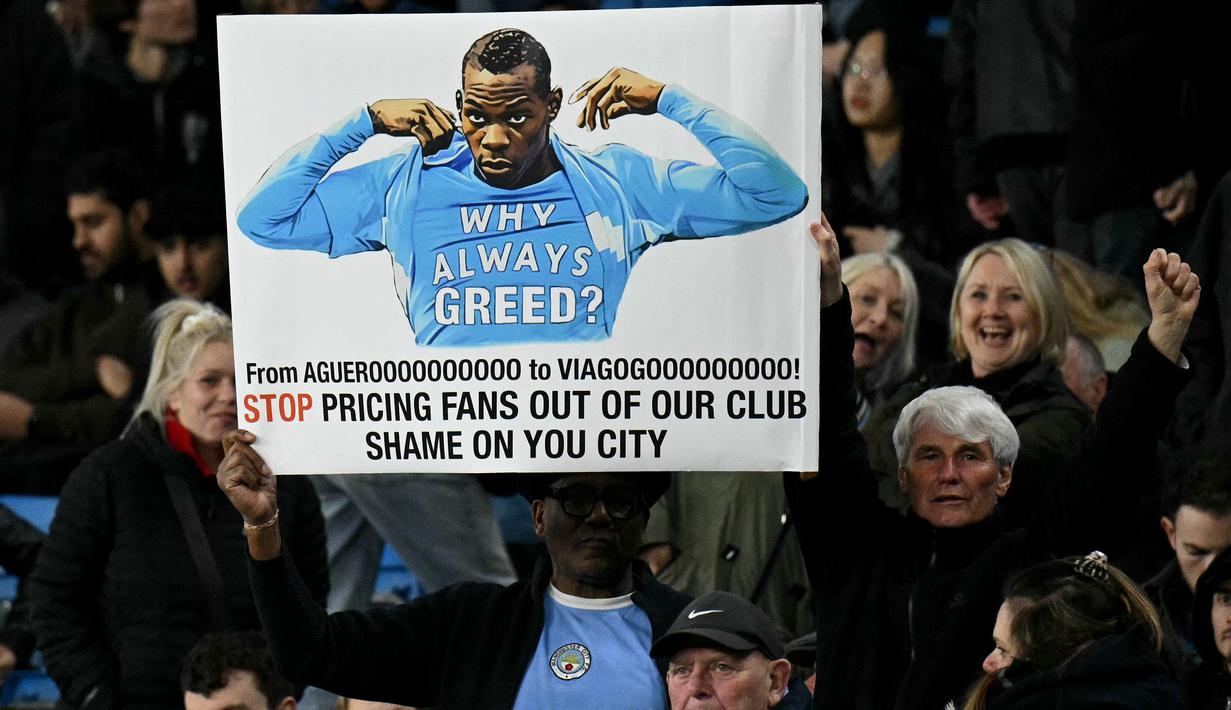 Pendukung Manchester City memegang banner saat melakukan protes akibat mahalnya harga tiket dalam laga lanjutan Liga Inggris 2024/2025 melawan Leicester di Etihad Stadium, Manchester, Inggris, Rabu (02/04/2025) waktu setempat. (AFP/Oli Scarff)