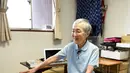 Masako Wakamiya melakukan wawancara di rumahnya daerah Fujisawa, Prefektur Kanagawa, Jepang, 13 Juli 2017. Keterampilan Wakamiya kini sudah diakui dengan diundangnya nenek 82 tahun itu dalam acara Worldwide Developers Conference. (Kazuhiro NOGI/AFP)