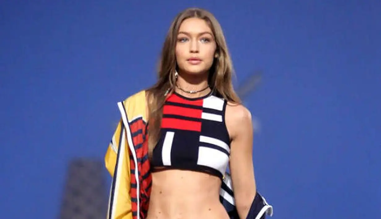 Tak berbeda dengan Bella Hadid, Gigi Hadid pun tampil cantik dengan style underboob. (Matt Baron/Rex/Shutterstock)