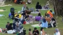 Taman Lapangan Banteng yang terletak di Jakarta Pusat tampak ramai pengunjung pada libur perayaan Tahun Baru Islam 1447 Hijriah. (Liputan6.com/Angga Yuniar)