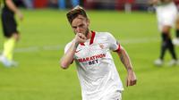 Gelandang Sevilla, Ivan Rakitic, melakukan selebrasi usai mencetak gol ke gawang Krasnodar pada laga Liga Champions di Stadion Ramon Sanchez Pijuan, Kamis (5/11/2020). Sevilla menang dengan skor 3-2. (AP Photo/Miguel Morenatti)
