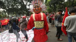 Massa dari Front Wong Cilik Bicara membawa ondel-ondel saat unjuk rasa di kantor DPP PDIP, Jakarta, Rabu (7/9). Mereka meminta PDIP tidak mengusung Ahok pada Pilgub DKI, namun mengajukan Wali Kota Surabaya Tri Rismaharini. (Liputan6.com/Immanuel Antonius)