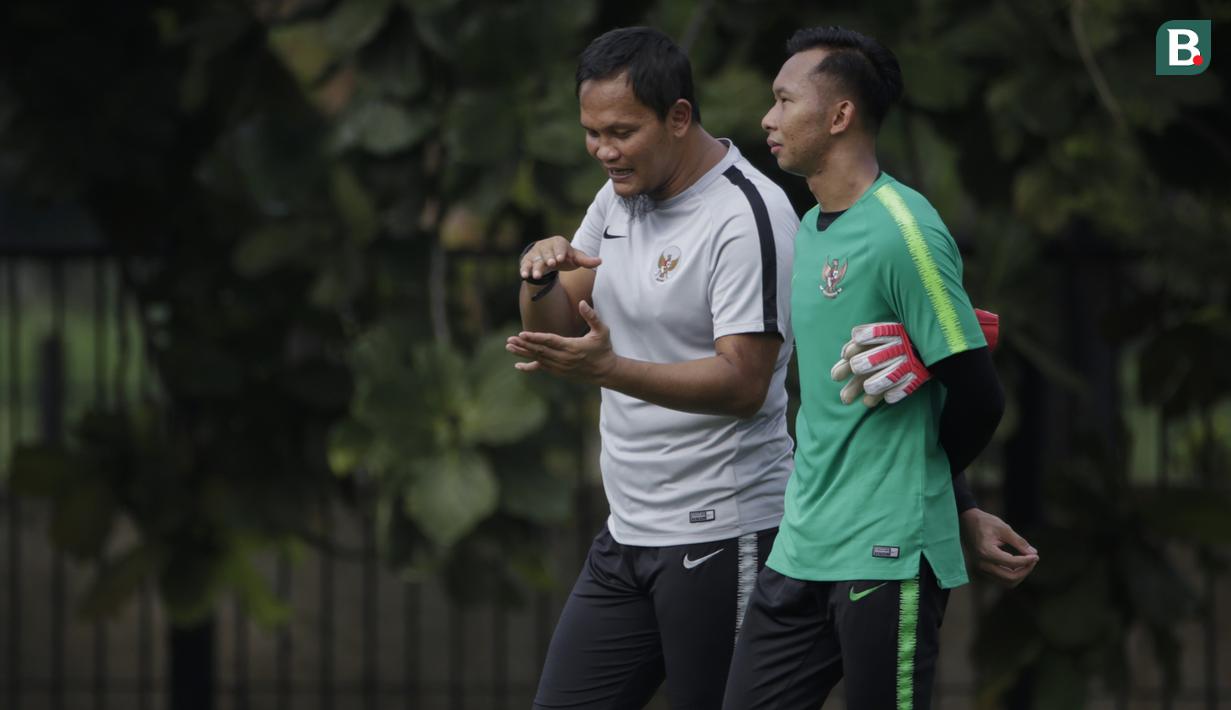 Pelatih kiper Timnas Indonesia, Kurnia Sandy, berdiskusi dengan Awan Setho saat latihan di Lapangan ABC Senayan, Jakarta, Selasa (20/11). Latihan ini persiapan jelang laga Piala AFF 2018 melawan Filipina. (Bola.com/Vitalis Yogi Trisna)