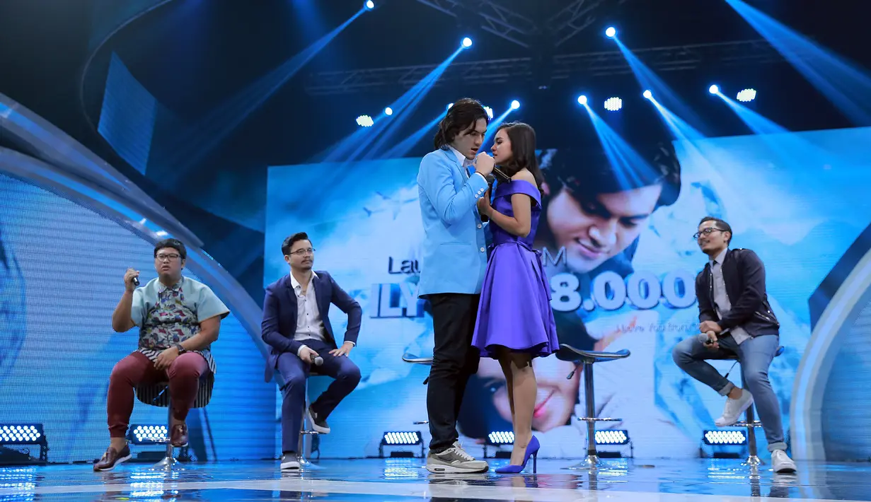 "Akhirnya, dan dia (Rizky) enggak mau nyanyi sendiri, maunya ditemenin," sambung Michelle. "Iyaa, Untung ada Michelle tadi nemenin. Ya walaupun enggak full, tapi sangat membantu," sahut Rizky Nazar. (Adrian Putra/Bintang.com)