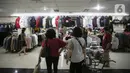 Suasana toko pakaian impor bekas di Metro Atom Pasar Baru, Jakarta, Selasa (19/7/2022). Menurut Wakil Ketua DPR RI Bidang Korinbang Rachmat Gobel, impor pakaian bekas sangat merugikan industri garmen rumahan berskala UMKM. (Liputan6.com/Faizal Fanani)