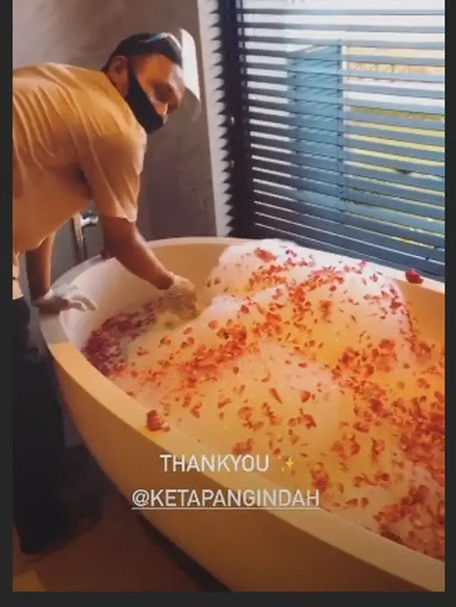 7 Momen Anya Geraldine Mandi Kembang Ini Curi Perhatian