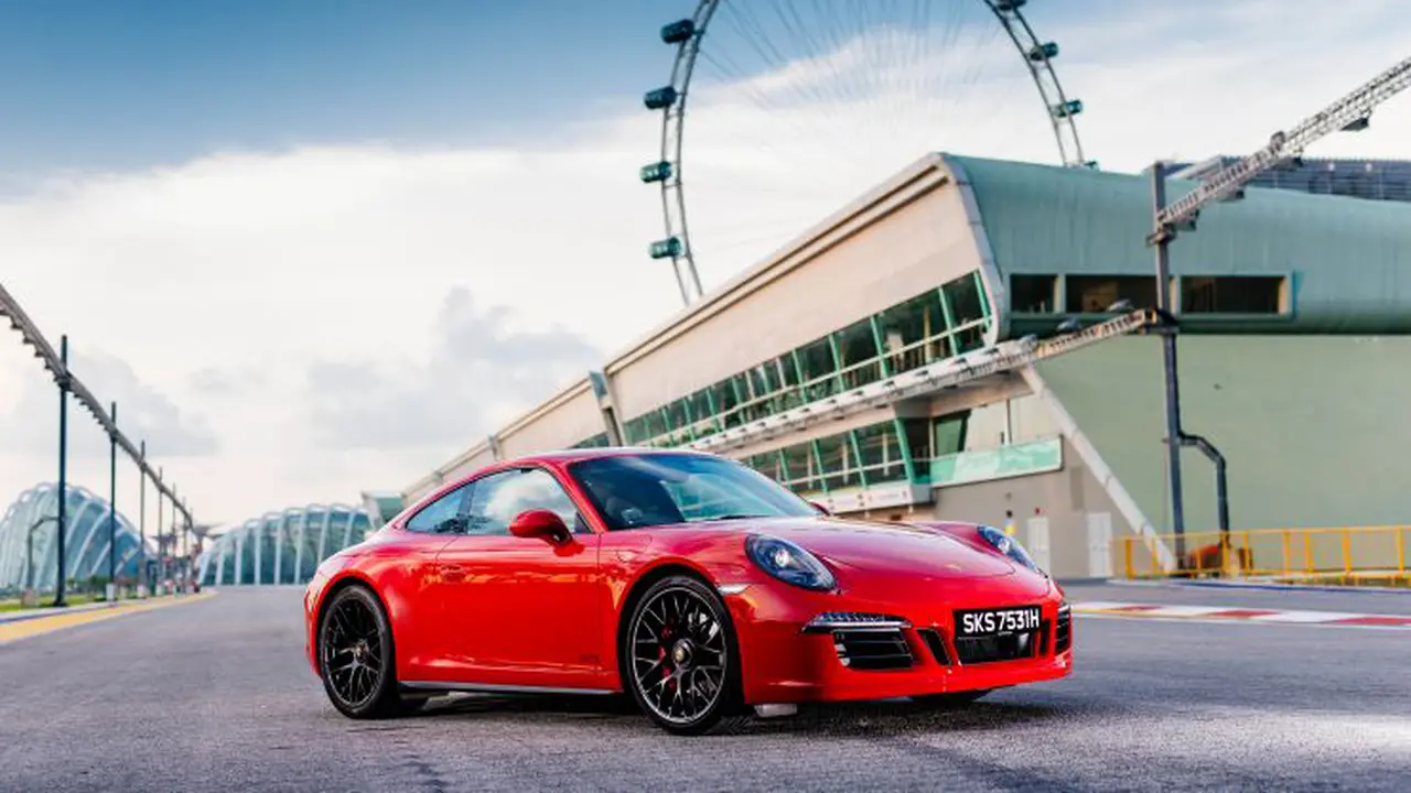 Porsche 911 Carrera GTS Bersanding dengan Ikon Singapura 