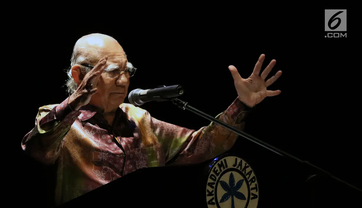Ketua Dewan Pertimbangan Presiden periode 2010-2014, Emil Salim saat menyampaikan Renungan Pancasila di Teater Kecil TIM, Jakarta, Selasa (7/8). Renungan Pancasila merupakan tema STA Memorial Lecture pada 2018. (Liputan6.com/Helmi Fithriansyah)