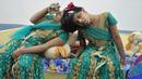 Veena (kanan) menggunakan cermin untuk melihat adiknya Vani saat berada di Rumah Anak di Hyderabad, India (2/1). Veena dan Vani adalah kembar siam dengan kepala yang menempel.  (AFP/Noah Seelam)