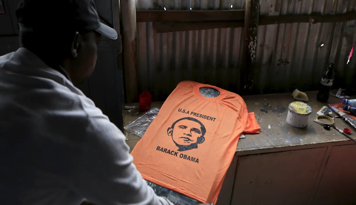 Seorang pria tampak menyelesaikan proses sablon bergambar Presiden AS, Barack Obama, Kenya, Kamis (23/7/2015).  Pembuatan kaos ini sebagai sambutan kepada Obama yang akan melakukan kunjungan kenegaraan ke Kenya pada Jumat (24/7). (REUTERS/Noor Khamis)